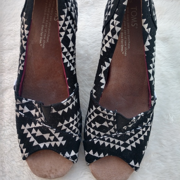 Tom's Black White Peep toe Corkscrew Wedges 7W - Picture 2 of 8